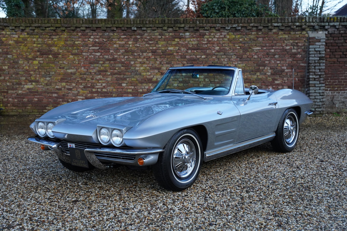 Corvette C2 - Sting Ray Convertible "Black plate Corvette" Corvette with black license plates - So it's - AutoWereld.nl