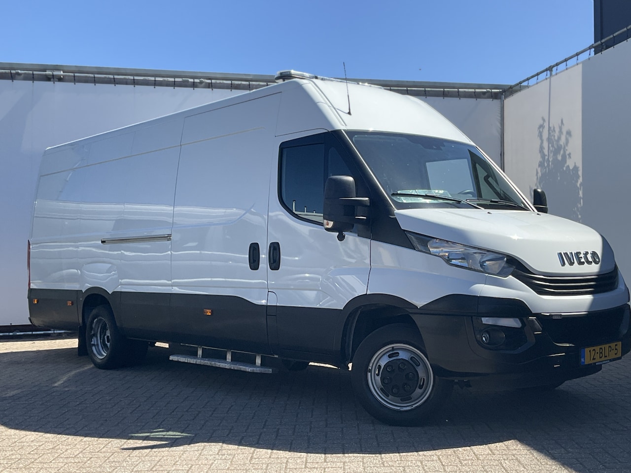 Iveco Daily - 3.0 CNG 2xSchuifdeur Camera Clima Cruise Trekhaak Camperombouw - AutoWereld.nl