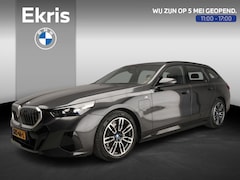BMW 5-serie Touring - 530e | M-Sportpakket | LED | HUD | Sportstoelen | Stoelverwarming | Surround view | DAB |