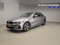 BMW 3-serie - Sedan 330e | LED | HUD | Schuifdak | Stoelverwarming | Surround view | DAB | Alu 18 inch
