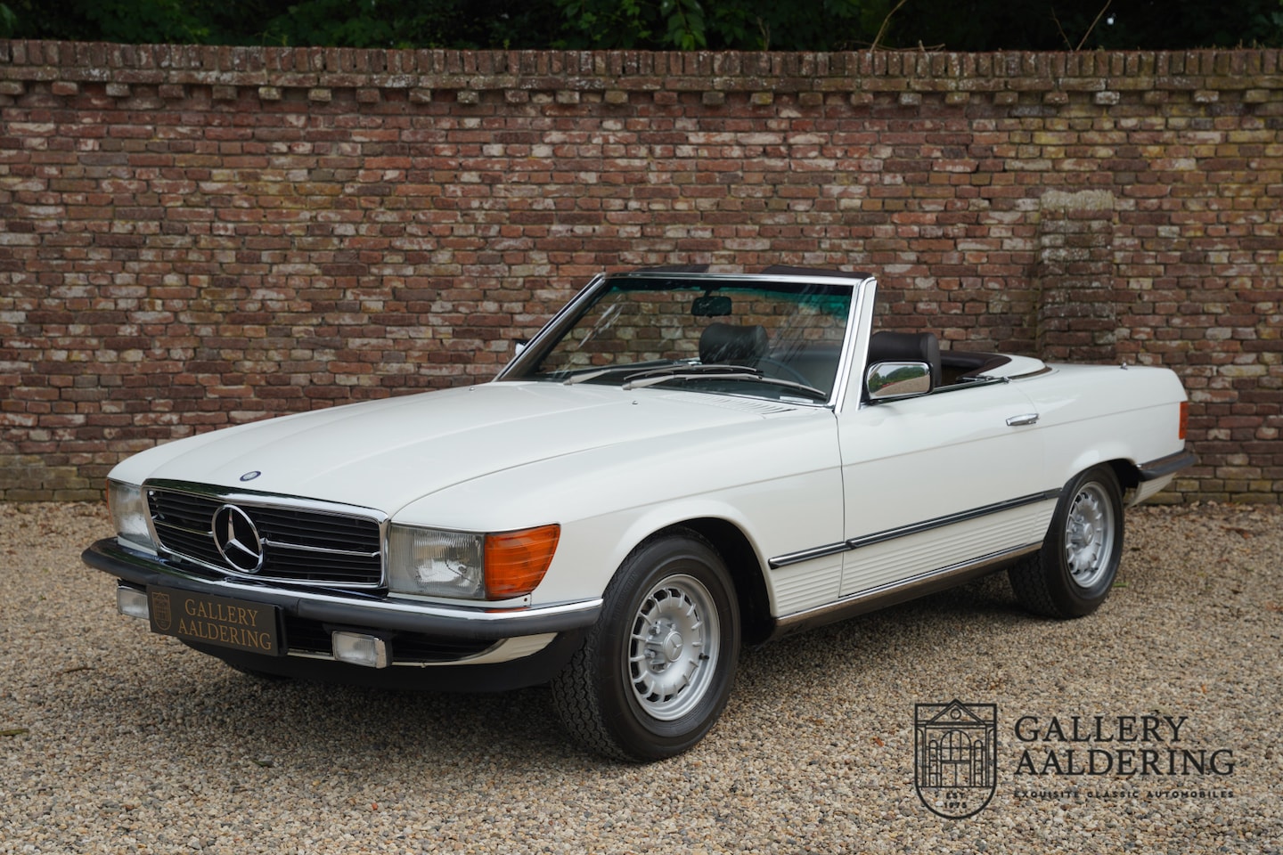 Mercedes-Benz SL-klasse Cabrio - 280 R107 Nice and original condition, Executed from factory in Classic White over a Walnut - AutoWereld.nl