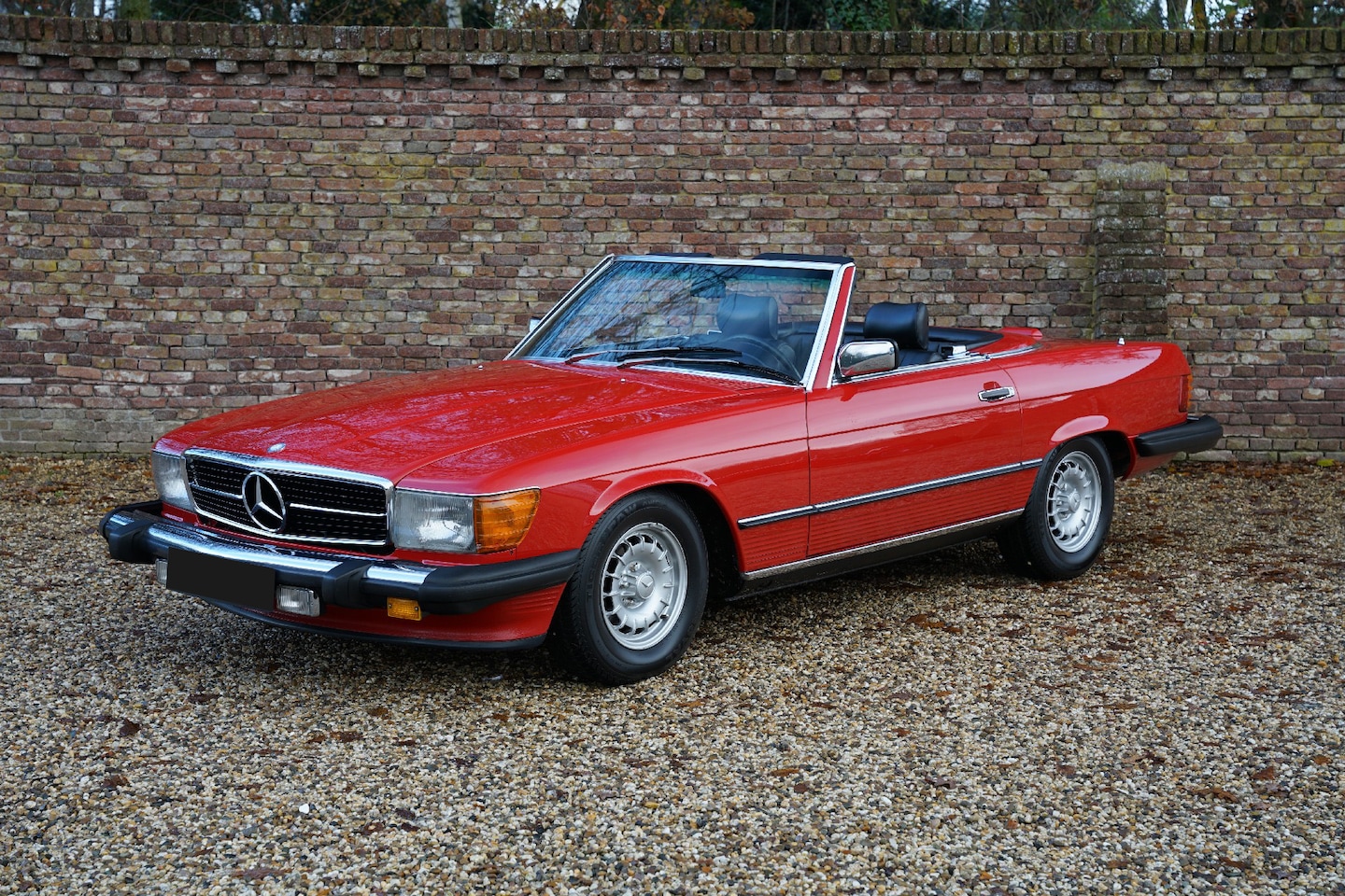 Mercedes-Benz SL-klasse Cabrio - 500 "Signal Red like Bobby Ewing's Car" Very well maintained car and appropriately cared f - AutoWereld.nl