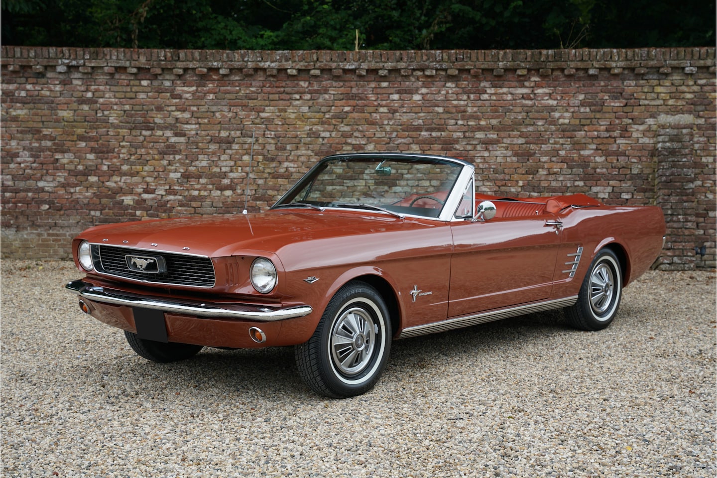 Ford Mustang Convertible - 289 Deluxe Emberglo "One owner from new" One owner for nearly 60 years—Miss Alves of Taunt - AutoWereld.nl