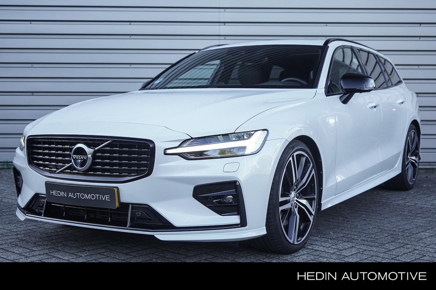 Volvo V60 - B5 R-Design Panoramadak | Lederen Sportstoelen | Stoelverwarming | Keyless Entry | Head Up - AutoWereld.nl
