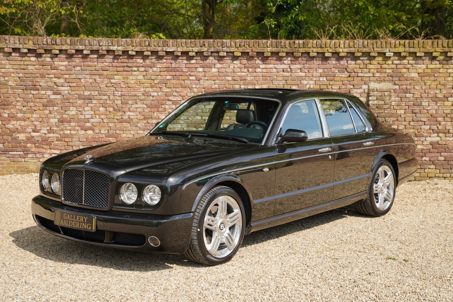 Bentley Arnage - T "Diamond Black" VAT CAR! Executed in "Diamond Black" over "Beluga" (black) leather with - AutoWereld.nl