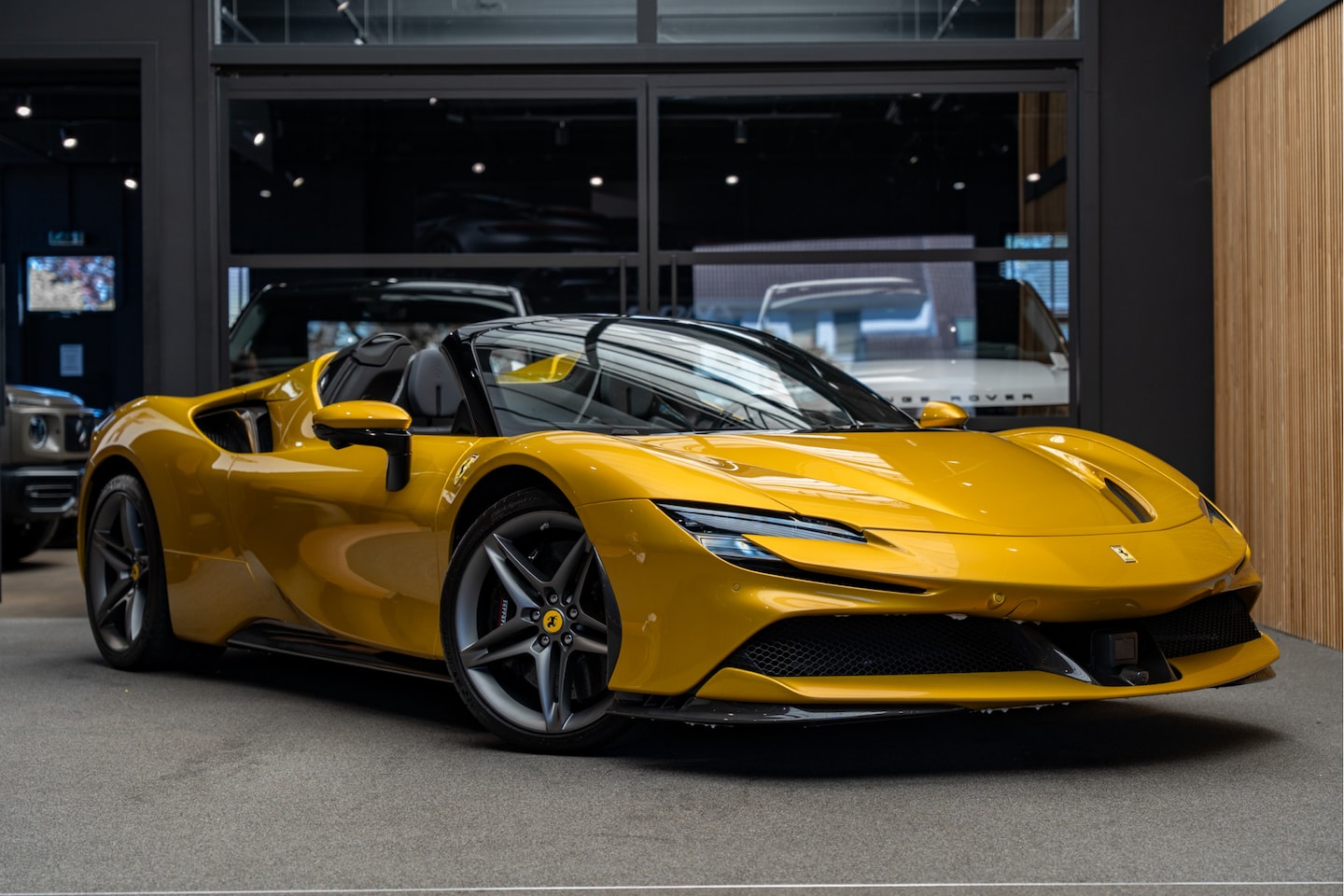 Ferrari SF90 Spider - Full Carbon 4.0 V8 Carbon Seats - AutoWereld.nl