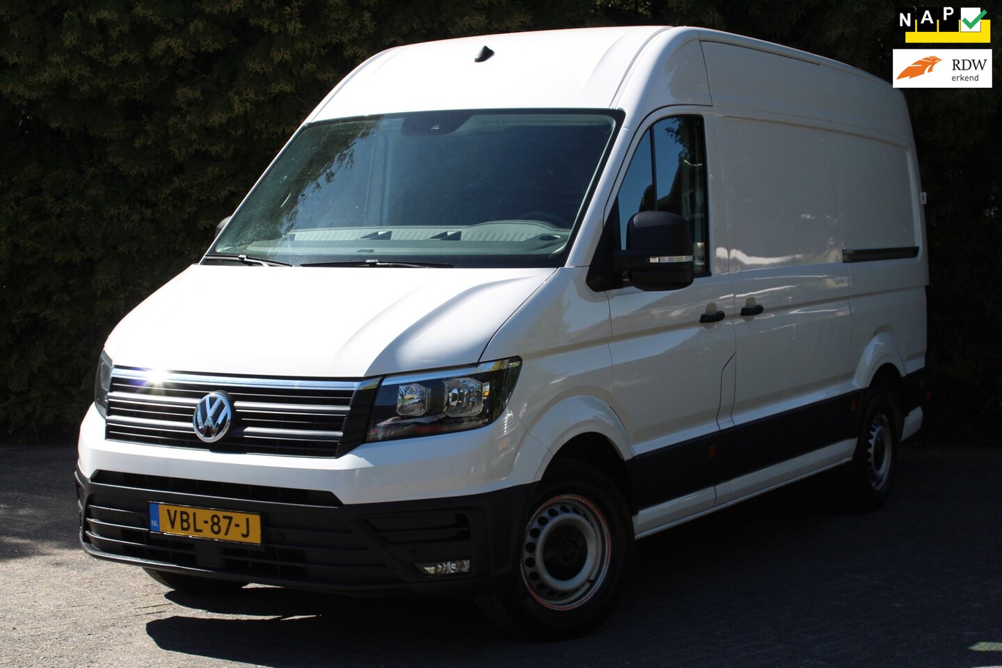Volkswagen Crafter - 35 2.0 TDI L3H3 Highline 177PK Automaat | Parkeercamera | Trekhaak | Navigatie | Airco - AutoWereld.nl
