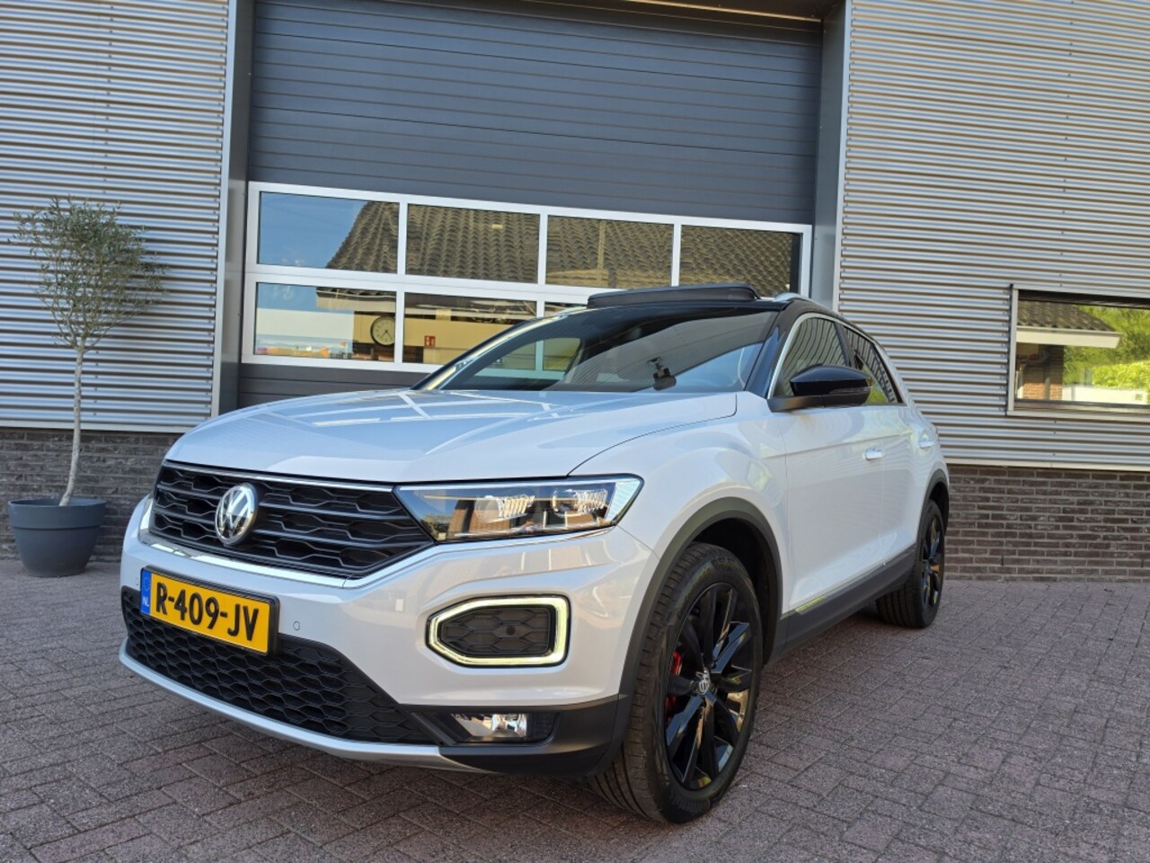 Volkswagen T-Roc - | Pano dak | Carplay | Trekha 1.5 TSI Sport BnsR - AutoWereld.nl