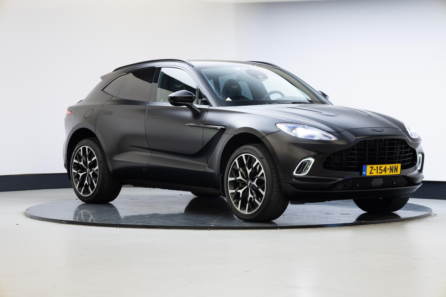 Aston Martin DBX - 4.0 V8 | Panoramadak | 360° Camera | Stoelventilatie | - AutoWereld.nl
