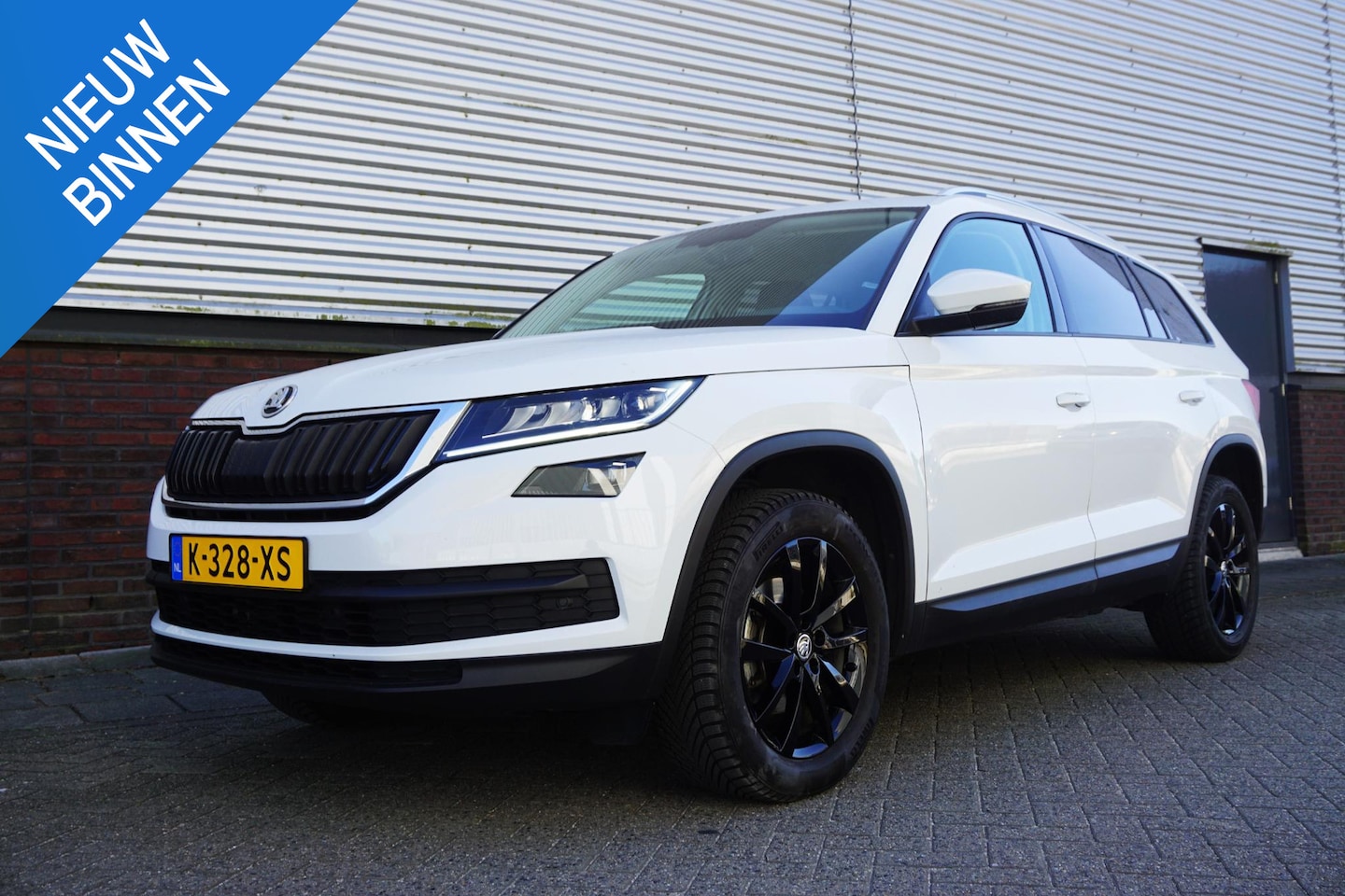 Skoda Kodiaq - 1.5 TSI/Wegklapbare trekhaak/Camera/Leer-Stof/ Moon white metallic. - AutoWereld.nl
