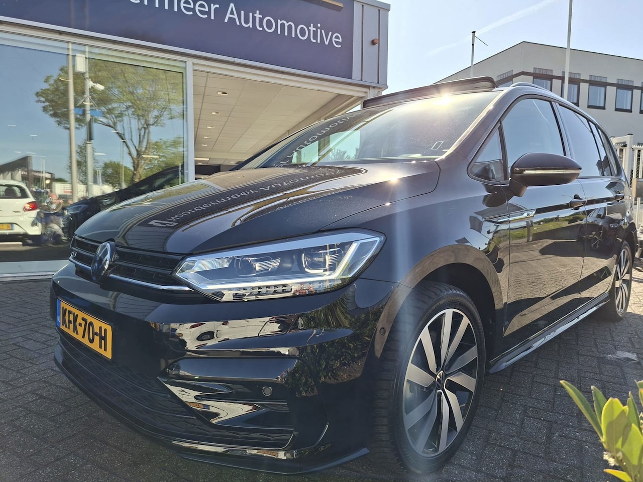 Volkswagen Touran - 1.5 TSI R-line 7p carplay navi camera virtual cockpit. panoramdak keyless trekhaak - AutoWereld.nl