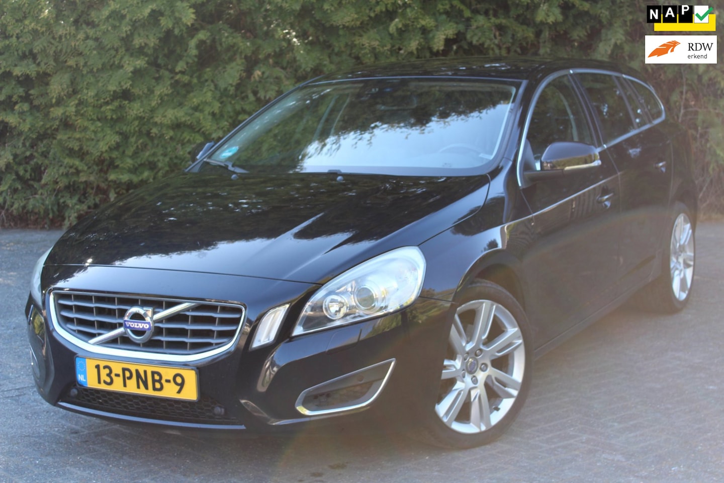 Volvo V60 - 2.0 D3 Summum 160PK Automaat | Trekhaak | Navigatie | Climate Control | Lederen Bekleding - AutoWereld.nl