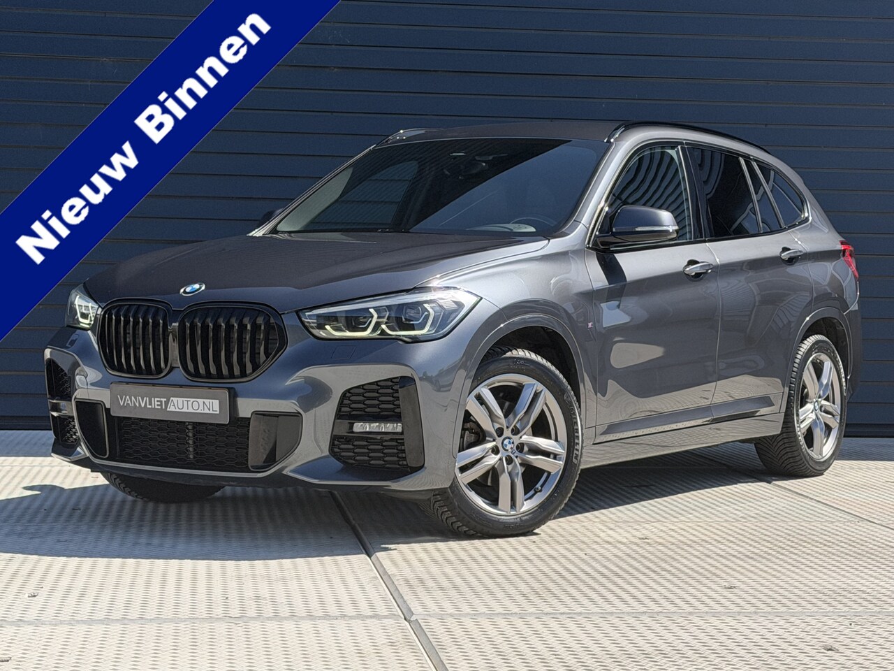 BMW X1 - sDrive18i High Executive M SPORT / Navi / Camera / Leder / sfeer verlichting - AutoWereld.nl