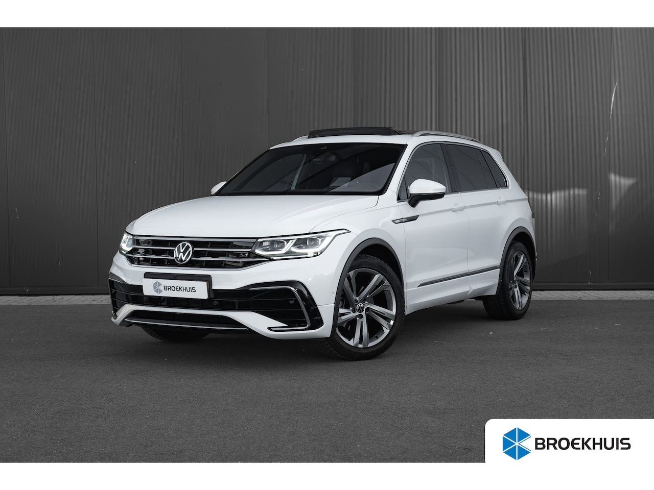 Volkswagen Tiguan - 1.5 TSI 150pk 7-DSG R-Line Business+ | Panoramadak | 360 Camera | Head-Up | Dodehoeksensor - AutoWereld.nl