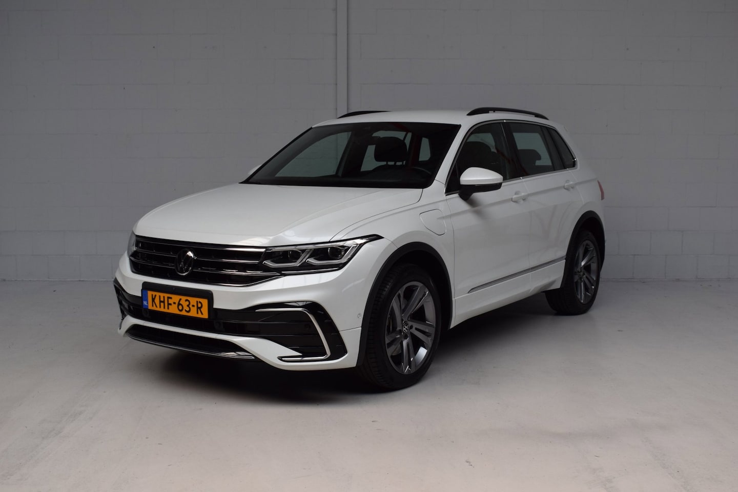 Volkswagen Tiguan - 1.4 TSI eHybrid R-Line Business+ VIRTUAL / EL.TREKHAAK / CAMERA / IQ-LIGHT / SFEERVERLICHT - AutoWereld.nl