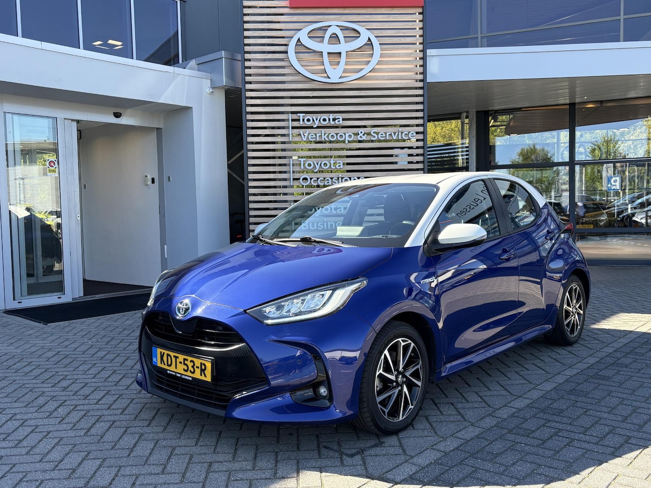 Toyota Yaris - 1.5 Hybrid 115 BI-TONE KEYLESS HUD LM-VELGEN PARK-SENSOREN CAMERA BLUETOOTH DRAADLOOS-LADE - AutoWereld.nl