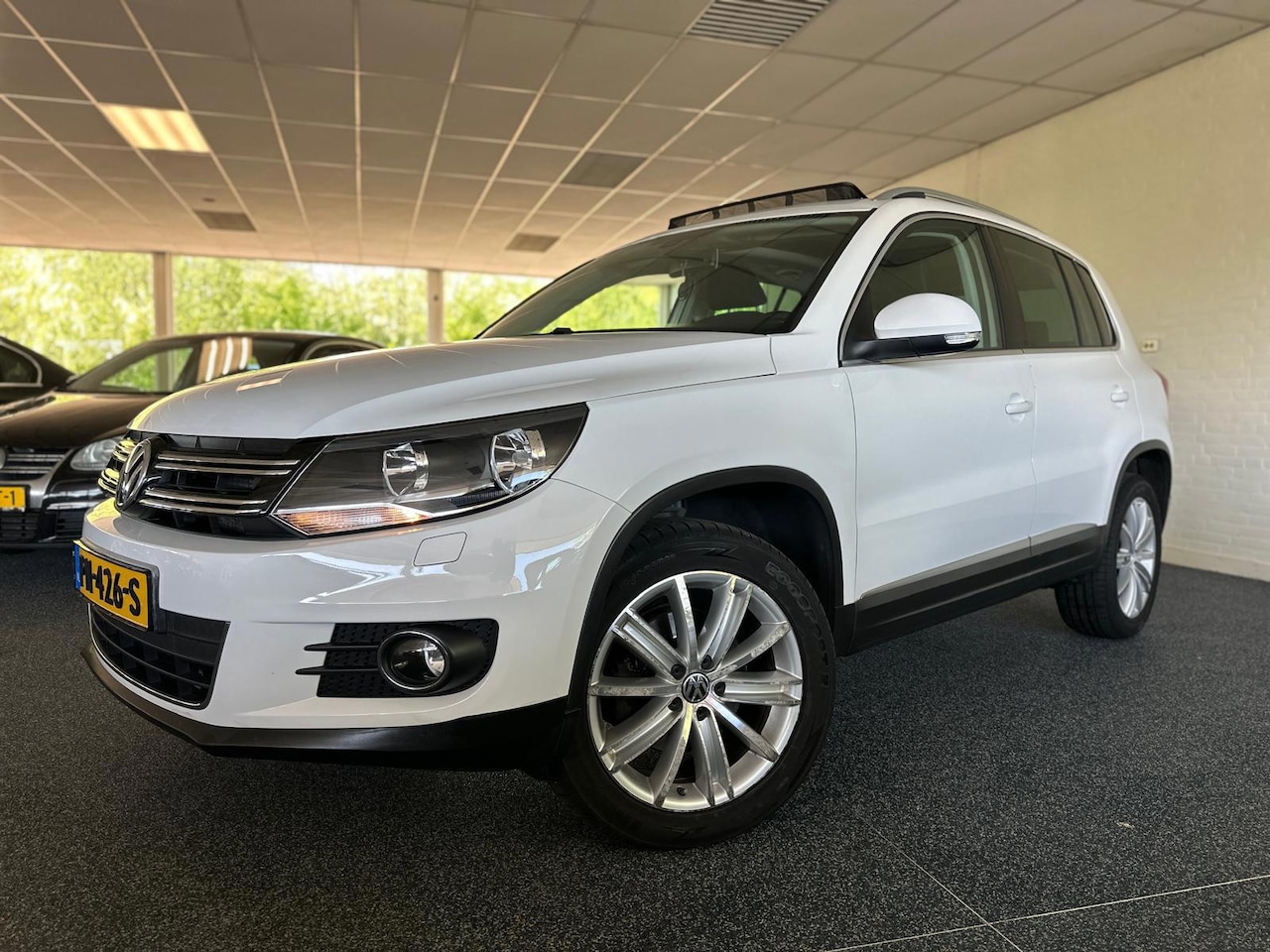 Volkswagen Tiguan - 2.0 TSI Sport&Style 4Motion | Automaat | Panorama | Trekhaak | Navi | stoelverw | PDC | Cr - AutoWereld.nl