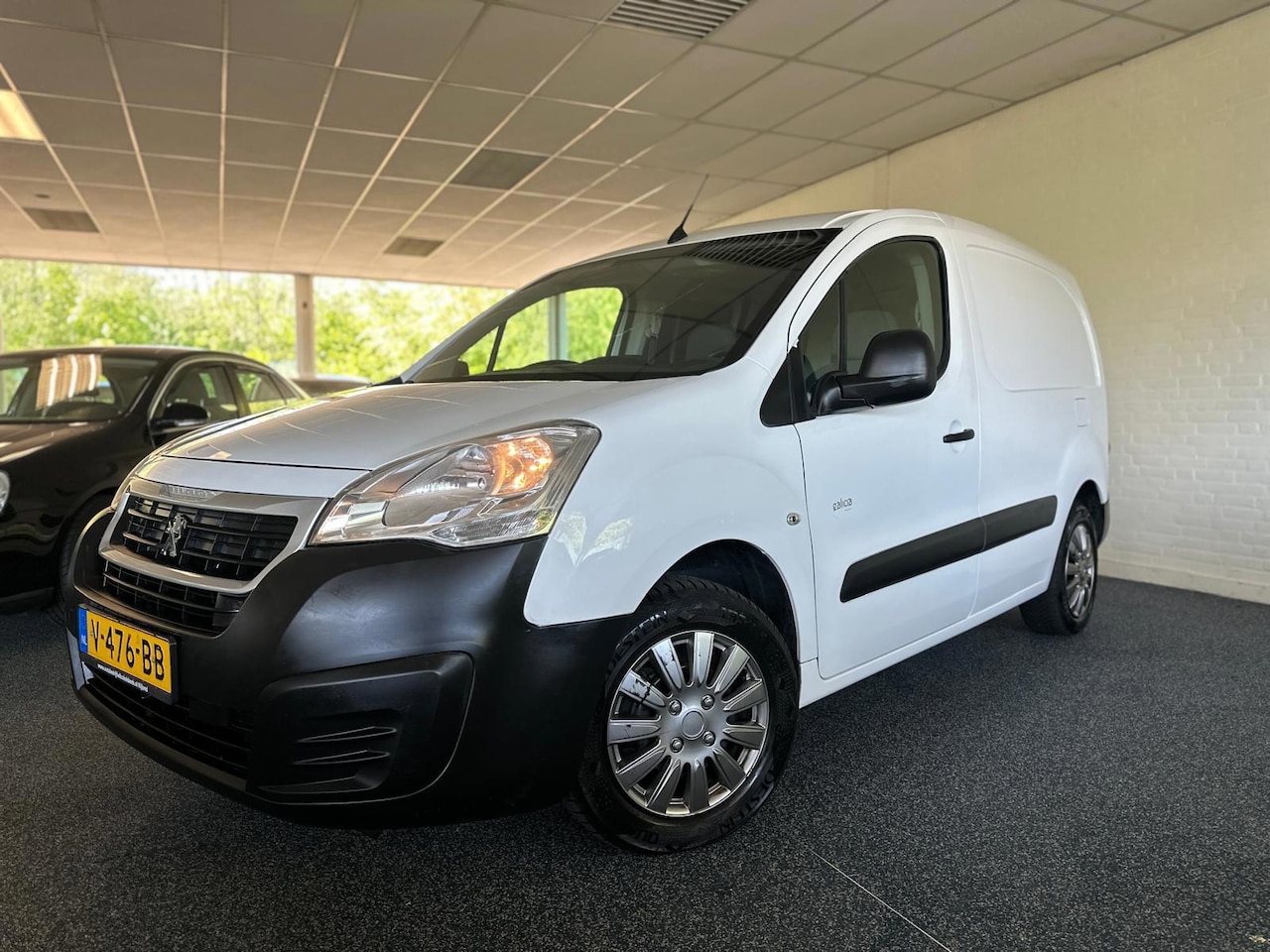 Peugeot Partner - 120 1.6 BlueHDi 100 L1 Première | Trekhaak | Airco | Navigatie | Marge | Cruise Control - AutoWereld.nl