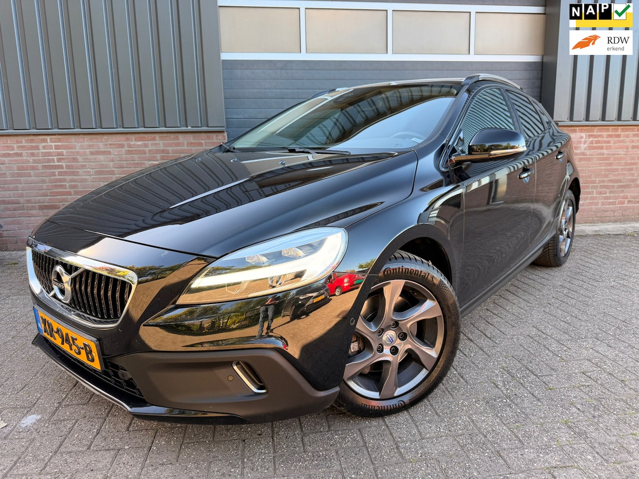Volvo V40 Cross Country - 1.5 T3 152PK Polar+ Luxury Panoramadak / Trekhaak / Leder - AutoWereld.nl