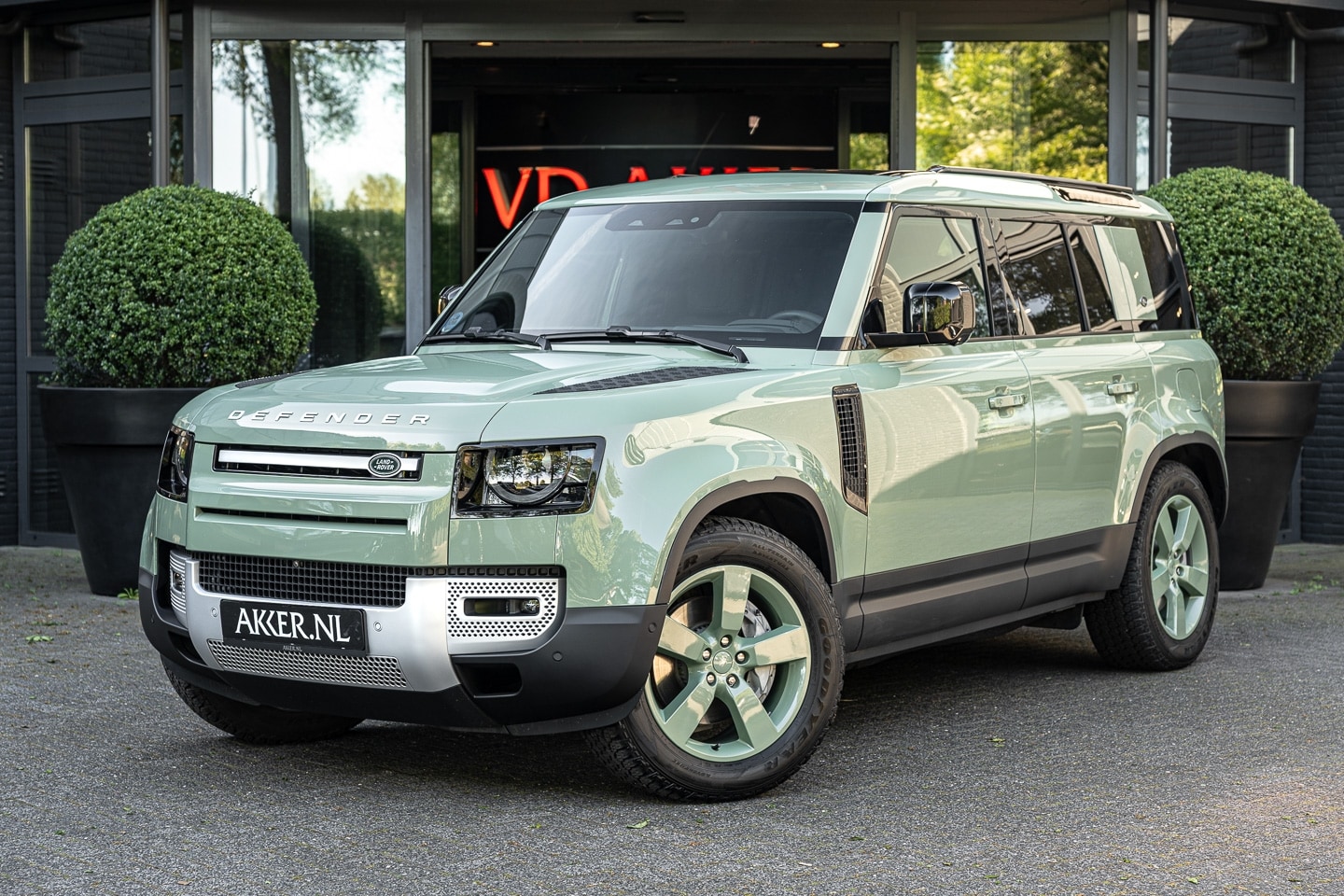 Land Rover Defender 110 - LANDROVER P400e 75th Edition | Stoelkoeling | Pano.Dak | Head-up | 360° Camera - AutoWereld.nl