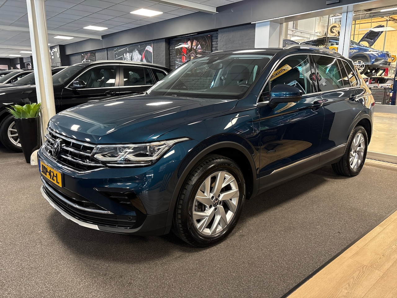 Volkswagen Tiguan - 1.4 TSI eHybrid,Business+,navi,camera,apple carplay,stoelverw.IQ light - AutoWereld.nl