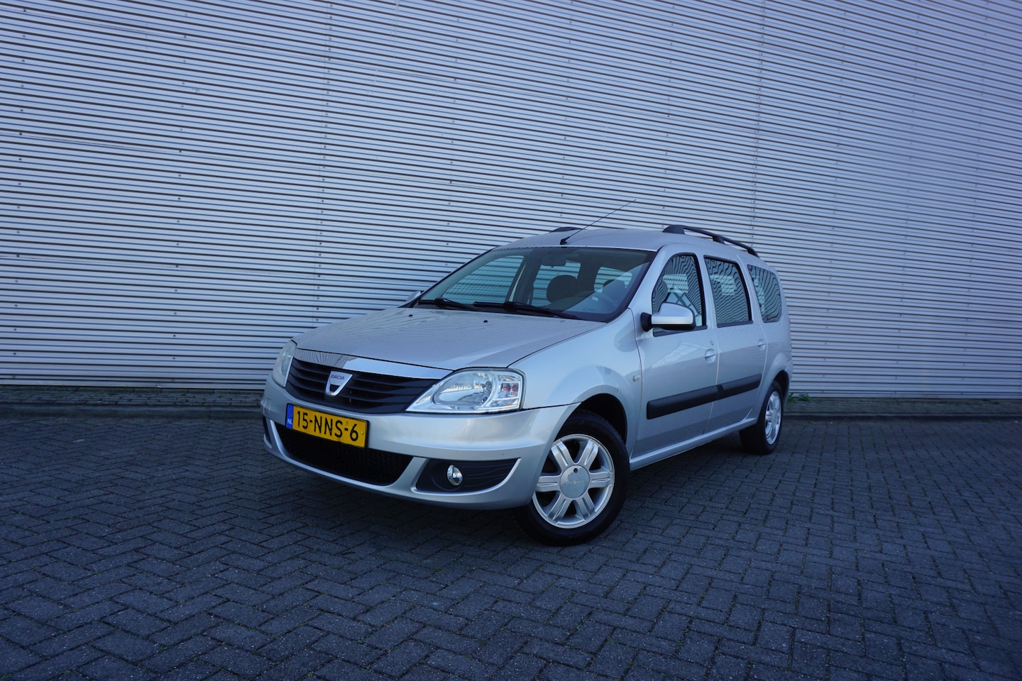 Dacia Logan MCV - 1.6 Blackline 7p. Airco / Elektr. ramen / Trekhaak / Lm velgen / NAP - AutoWereld.nl