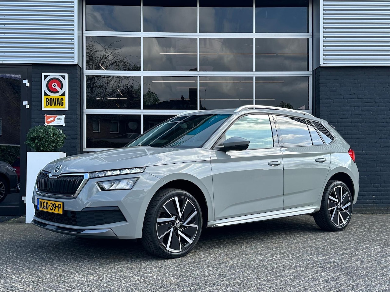 Skoda Kamiq - 1.0 TSI Business Edition 1.0 TSI Business Edition, Automaat, Bluetooth, Cruise, CarPlay, Trekhaak, PDC - AutoWereld.nl