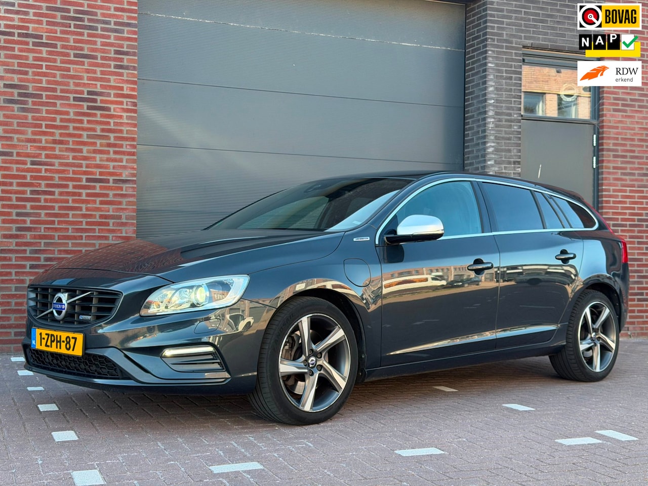 Volvo V60 - 2.4 D6 AWD Plug-In Hybrid R-Design | Navi | Trekhaak | Leder - AutoWereld.nl
