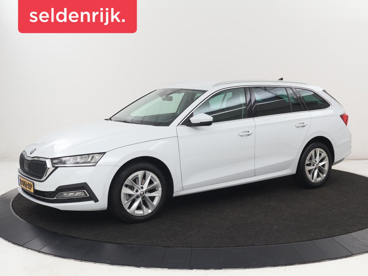 Skoda Octavia - 1.5 e-TSI Business Edition | Stoelverwarming | Trekhaak | Camera | Carplay | Sfeerverlicht - AutoWereld.nl