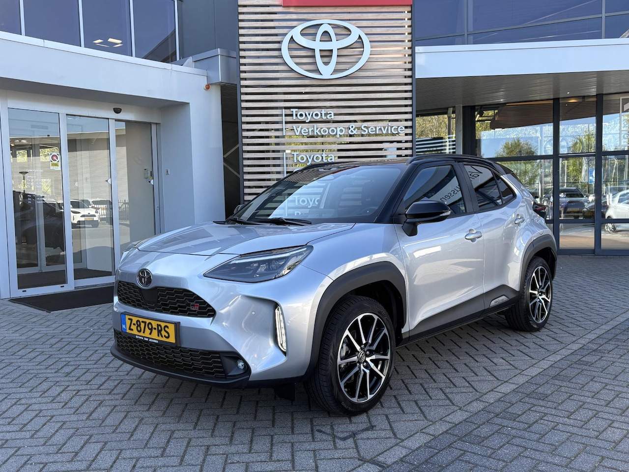 Toyota Yaris Cross - 1.5 Hybrid 130 GR SPORT TREKHAAK NL-AUTO KEYLESS LM-VELGEN AD-CRUISE PARK-SENSOREN BLIND-S - AutoWereld.nl