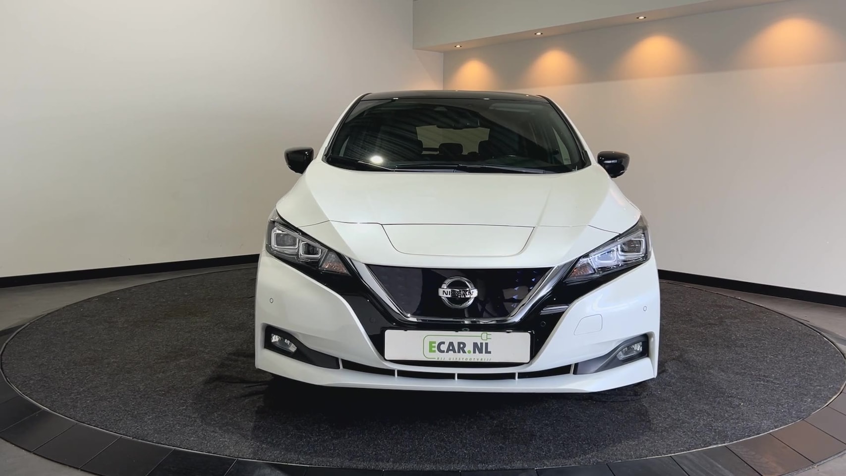 Nissan LEAF - Tekna 40 kWh Leer | Navigatie | LED | Trekhaak | SOH 86,1% dak zwart - AutoWereld.nl