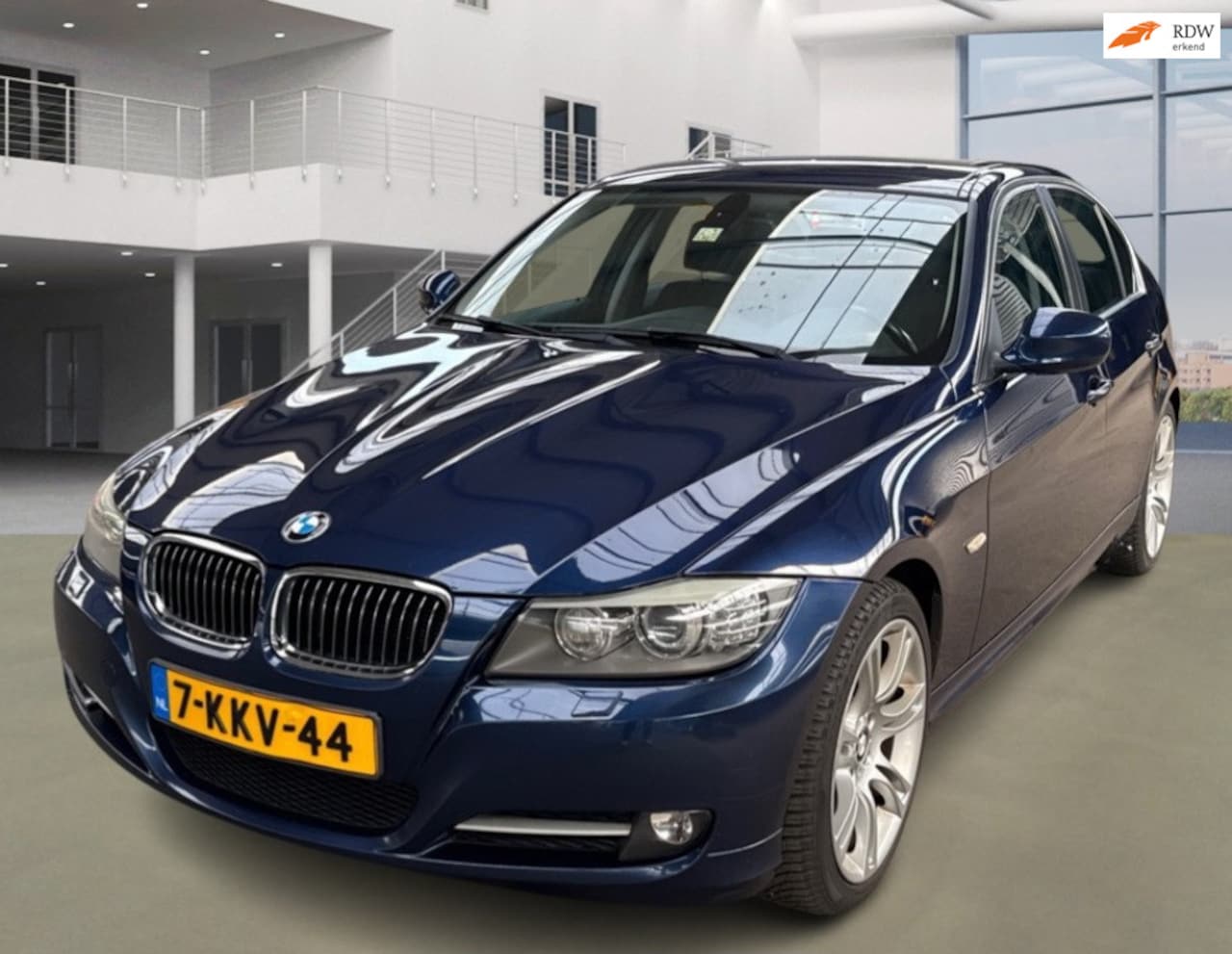 BMW 3-serie - 318i High Executive AUT NAVI LEDER PSENSOR CRUISE 2 X SLEUTELS - AutoWereld.nl