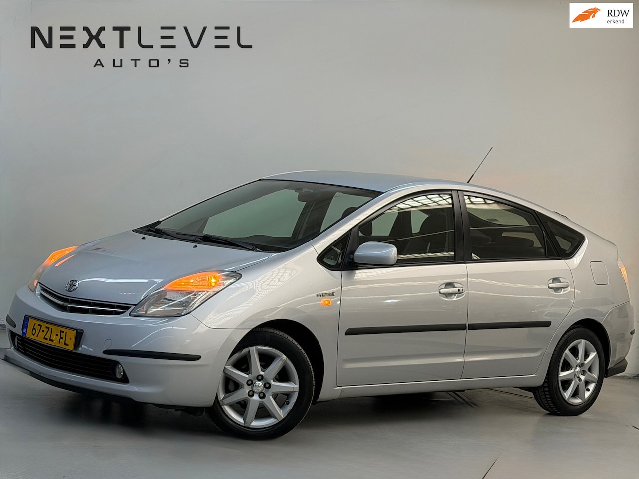 Toyota Prius - 1.5 VVT-i Business Edition Camera 6 Maanden Batterij Garantie - AutoWereld.nl