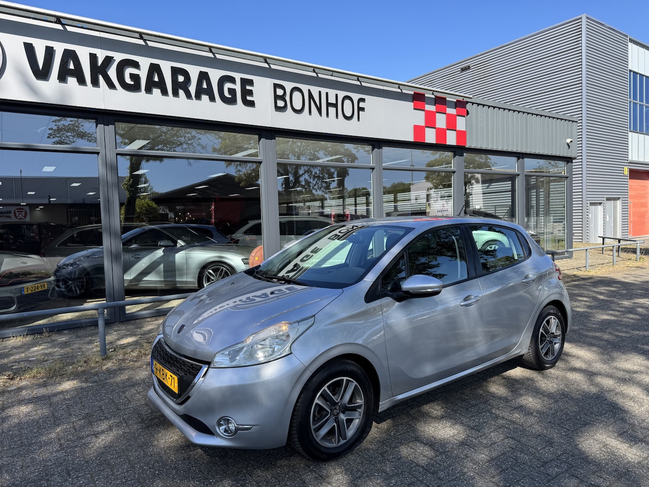 PEUGEOT 208