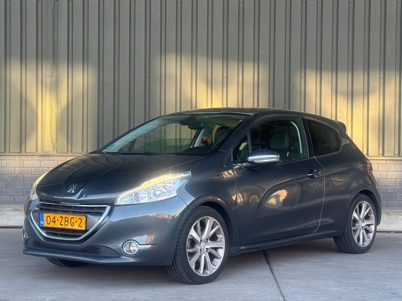 Peugeot 208 - 1.6 THP Allure / Pano / Leer / 6 Bak - AutoWereld.nl