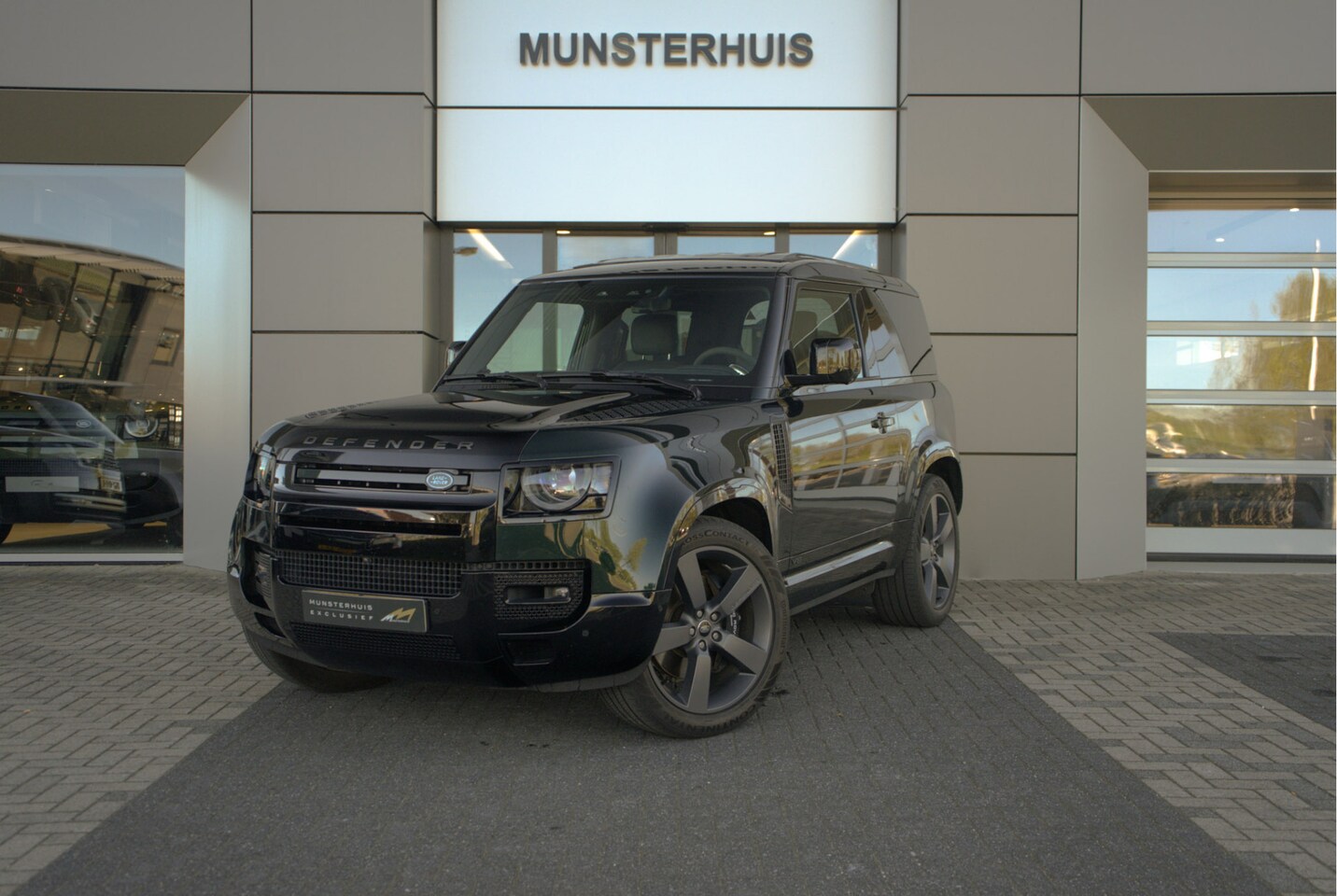 Land Rover Defender 90 - 5.0 P525 V8 | British Racing Green | Grijs kenteken | Koelvak | Elektrische trekhaak | - AutoWereld.nl