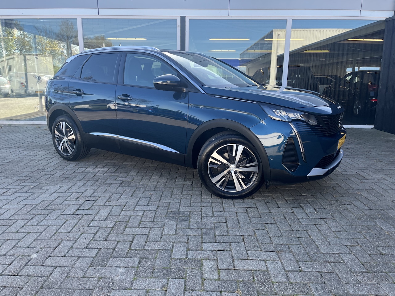 Peugeot 3008 - 1.2 PureTech Blue Lease Premium Nieuw model LED / Automaat / Carplay / Camera / Trekhaak - AutoWereld.nl