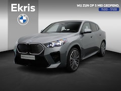 BMW iX2 - eDrive20 M Sportpakket pro | Innovation Pack | Panoramadak | Elektrisch verstelbare stoele
