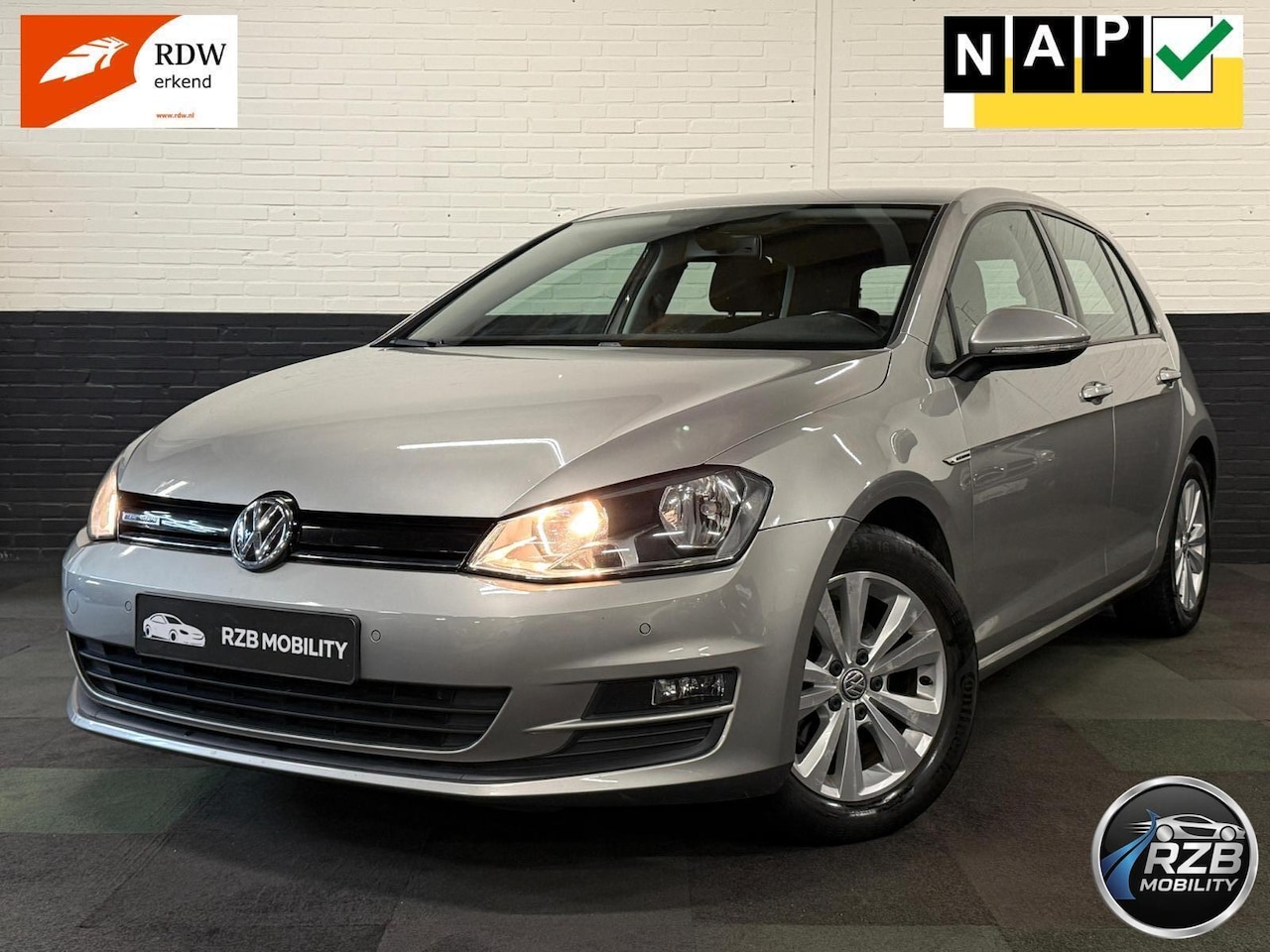 Volkswagen Golf - 1.0 TSI Connected Series PDC CAMERA CRUISE - AutoWereld.nl