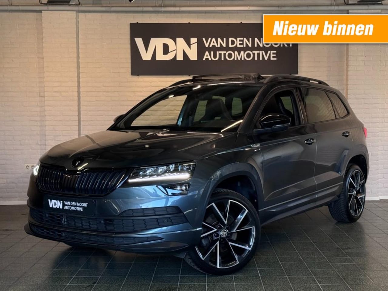Skoda Karoq - 1.5 TSI ACT Sportline Business DSG Pano Virtual ACC Stoelverw 19'' - AutoWereld.nl