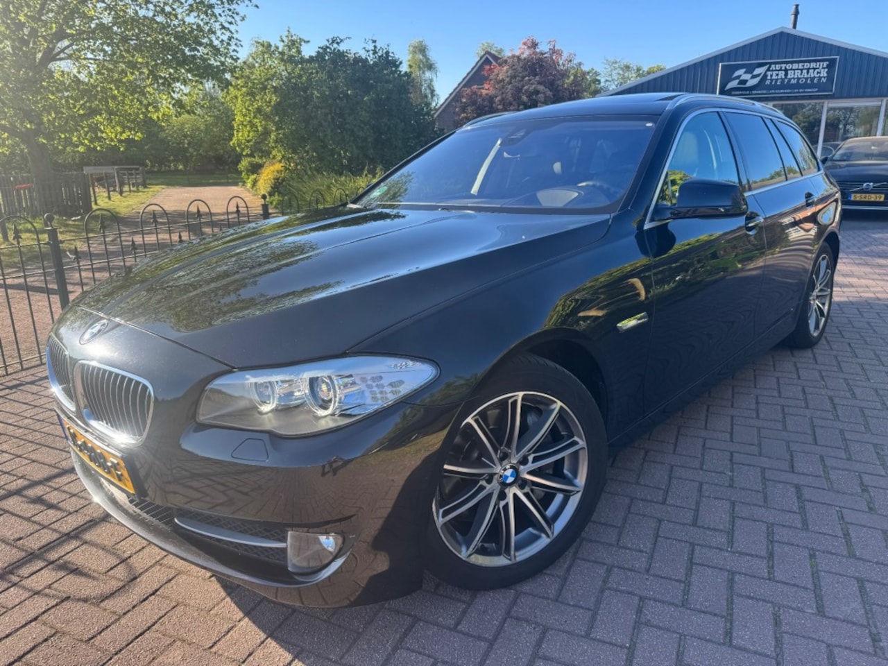 BMW 5-serie - 530D High EXE Aut8 I ACC I Leer I Pano I Xenon Trekhaak - AutoWereld.nl