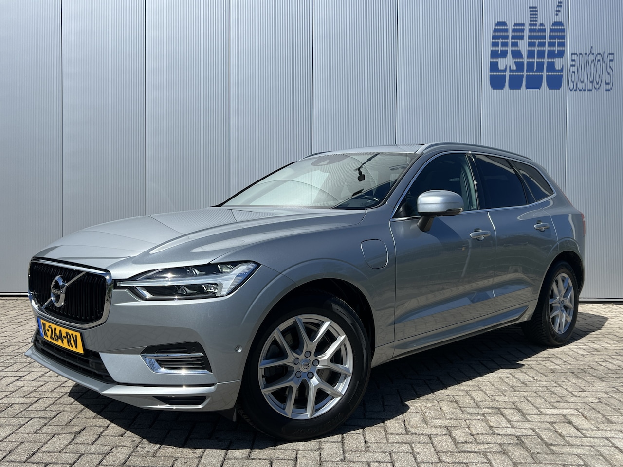 Volvo XC60 - 2.0 T8 Twin Engine AWD Momentum Panoramadak Luchtvering Trekhaak Navigatie Elek Stoel + Ve - AutoWereld.nl