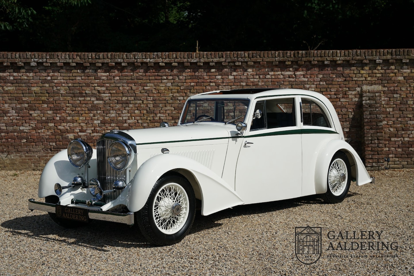 Bentley 3 1/2 Litre - "Streamline" by Park Ward & Co Unique one-off "Streamline" Saloon Bentley, Collectors item - AutoWereld.nl