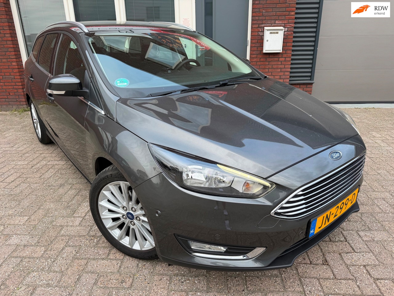 Ford Focus Wagon - 1.0 Titanium / Navi / PDC / LM / Clima / Cruise / NAP - AutoWereld.nl