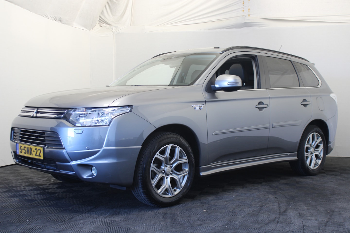 Mitsubishi Outlander - 2.0 PHEV Instyle+ |Pano|Leder| - AutoWereld.nl