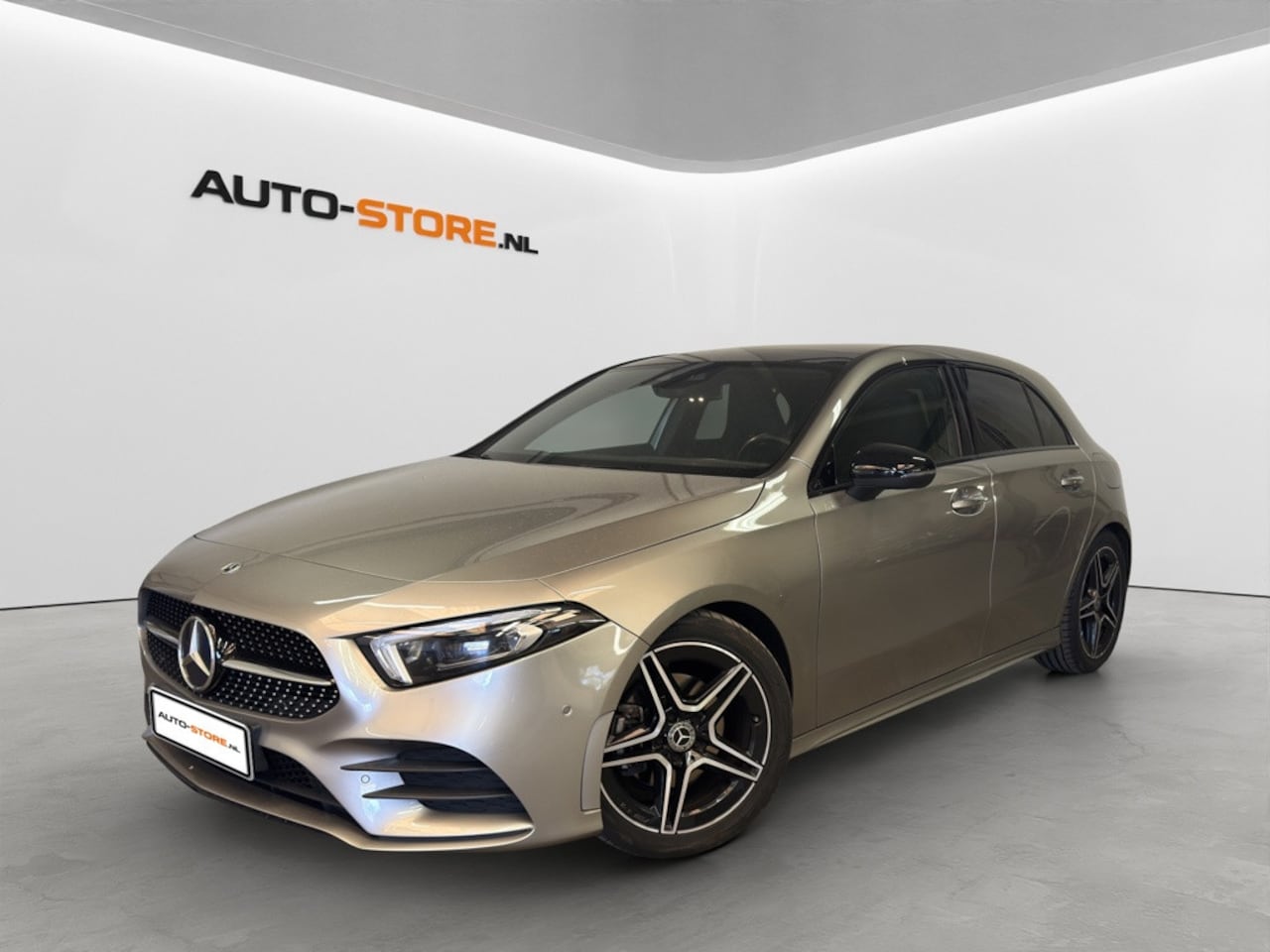 Mercedes-Benz A-klasse - 180 AMG PANO|LEDER|CAMERA|STOELVERW.|INCL.GARANTIE - AutoWereld.nl