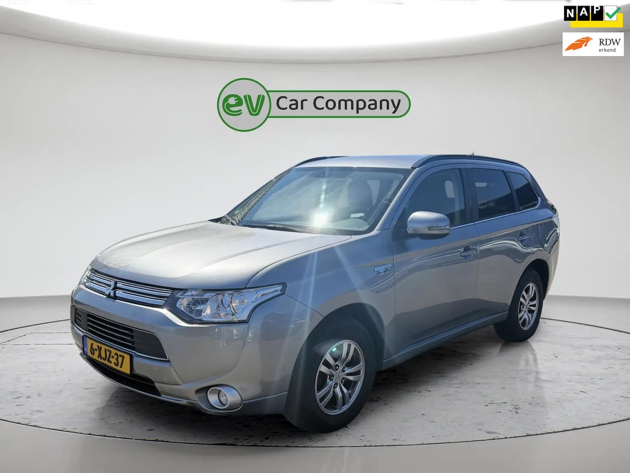 Mitsubishi Outlander - 2.0 PHEV Business Edition | Camera | Cruise Control | All-seasons | Climate Control - AutoWereld.nl
