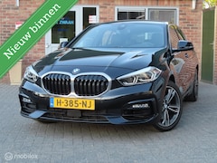 BMW 1-serie - 118i Sport High Executive|Sport stoelen leder|Zwarte hemelbekleding|Stoelverwarming|Sfeerv