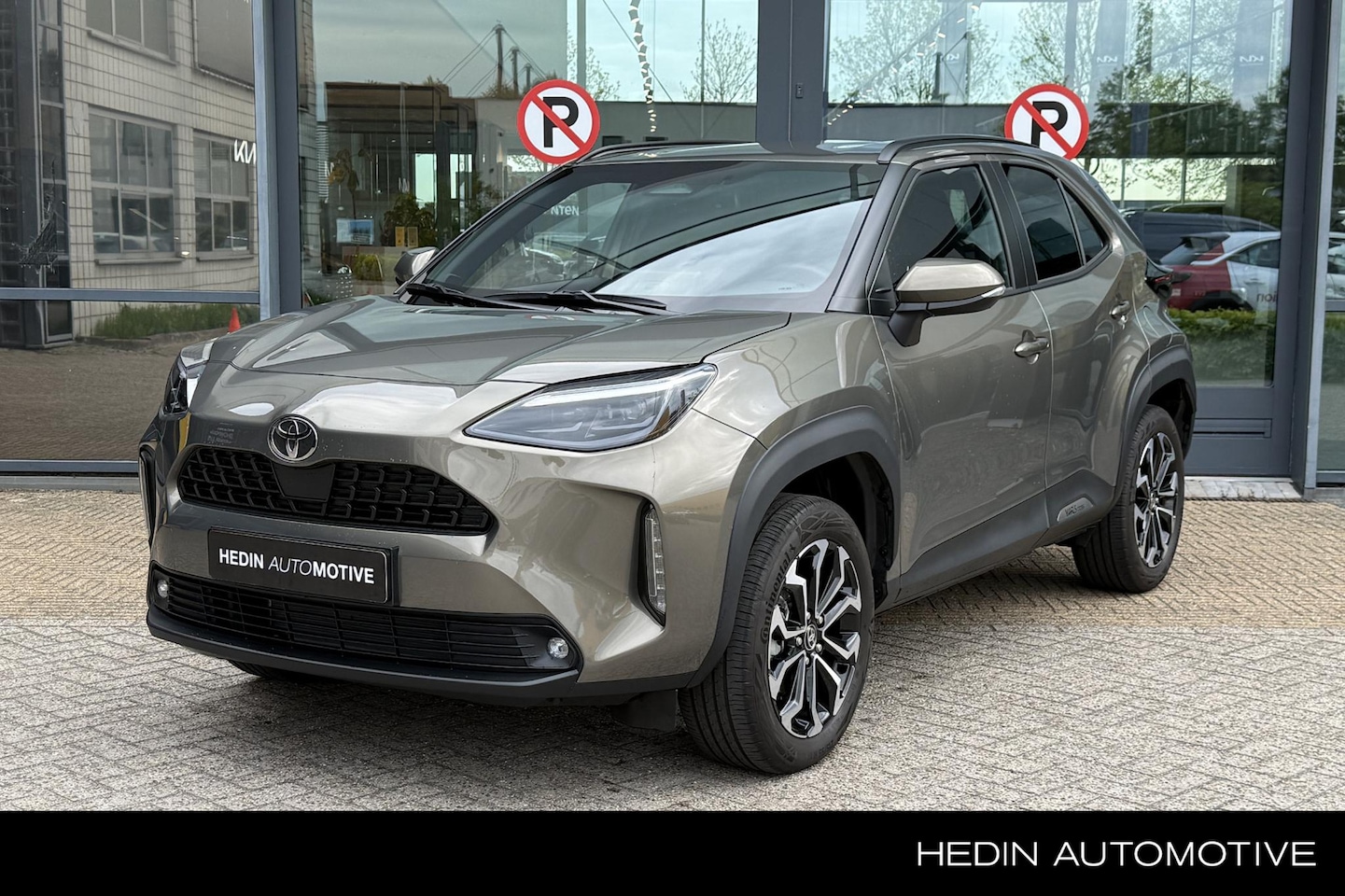 Toyota Yaris Cross - 1.5 Hybrid 115 First Edition Aut. | 6.064km! | Trekhaak | Navigatie | Camera | Climate con - AutoWereld.nl