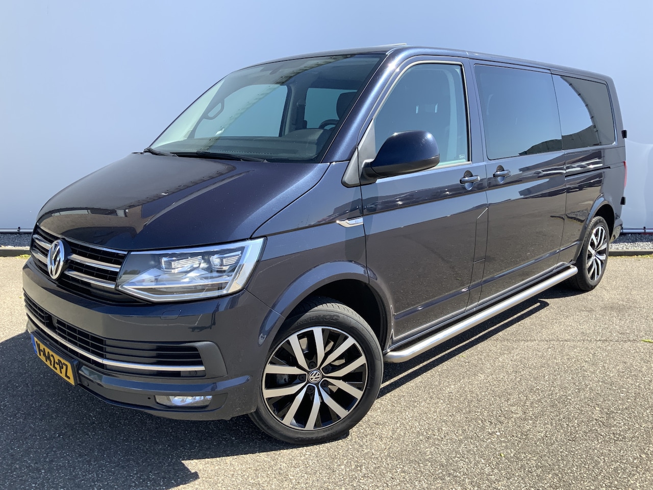 Volkswagen Transporter - 2.0 TDI L2H1 DC Highline Automaat Dub Cab Airco Navi Cruise Camera 5 Zits Trekhaak 2500 kg - AutoWereld.nl